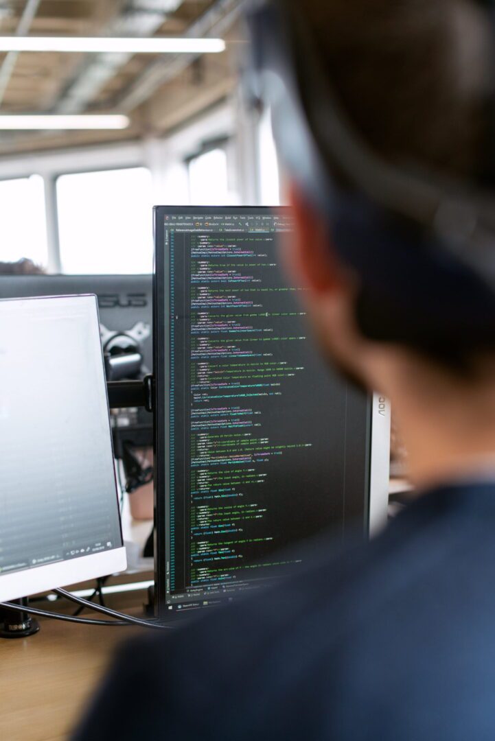 Ontwikkelaar aan het werk aan maatwerk code